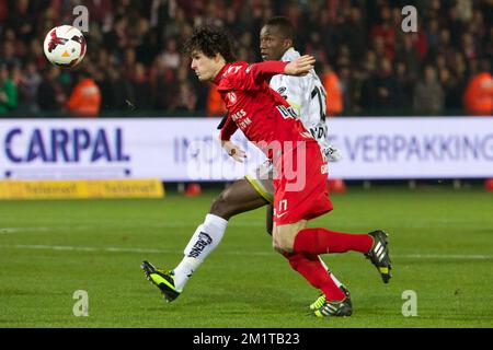 20131201 - KORTRIJK, BELGIEN: Gert-Jan De Mets von Kortrijk und Mamoutou N'Diaye von Essevee kämpfen um den Ball während des Spiels der Jupiler Pro League zwischen Kortrijk und Zulte Waregem in Kortrijk, Sonntag, den 01. Dezember 2013, am 17. Tag der belgischen Fußballmeisterschaft. BELGA FOTO KURT DESPLENTER Stockfoto