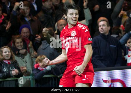 20131201 – KORTRIJK, BELGIEN: Kortrijks Stijn Desmet feiert nach dem 1-0. Tor während des Jupiler Pro League-Spiels zwischen Kortrijk und Zulte Waregem in Kortrijk, Sonntag, den 01. Dezember 2013, am 17. Tag der belgischen Fußballmeisterschaft. BELGA FOTO KURT DESPLENTER Stockfoto