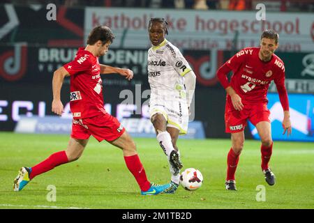 20131201 - KORTRIJK, BELGIEN: Kortrijks Stijn Desmet, Essevees Habib Habibou und Kortrijks Nebosja Pavlovic kämpfen um den Ball während des Spiels der Jupiler Pro League zwischen Kortrijk und Zulte Waregem in Kortrijk, Sonntag, 01. Dezember 2013, am 17. Tag der belgischen Fußballmeisterschaft. BELGA FOTO KURT DESPLENTER Stockfoto