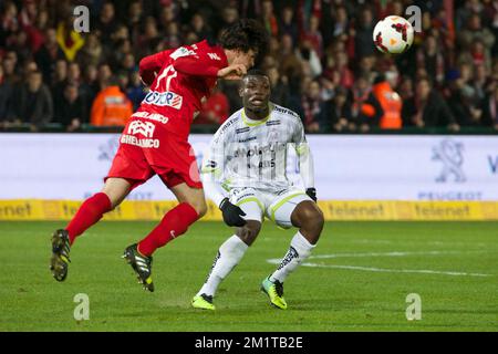 20131201 - KORTRIJK, BELGIEN: Gert-Jan De Mets von Kortrijk und Essevees Junior Malanda kämpfen um den Ball während des Spiels der Jupiler Pro League zwischen Kortrijk und Zulte Waregem in Kortrijk, Sonntag, den 01. Dezember 2013, am 17. Tag der belgischen Fußballmeisterschaft. BELGA FOTO KURT DESPLENTER Stockfoto