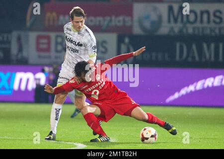 20131201 - KORTRIJK, BELGIEN: Olafur Skulason von Essevee und Gert-Jan De Mets von Kortrijk kämpfen um den Ball während des Spiels der Jupiler Pro League zwischen Kortrijk und Zulte Waregem in Kortrijk, Sonntag, den 01. Dezember 2013, am 17. Tag der belgischen Fußballmeisterschaft. BELGA FOTO KURT DESPLENTER Stockfoto