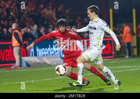 20131201 - KORTRIJK, BELGIEN: Gert-Jan De Mets von Kortrijk und Olafur Skulason von Essevee kämpfen um den Ball während des Spiels der Jupiler Pro League zwischen Kortrijk und Zulte Waregem in Kortrijk, Sonntag, den 01. Dezember 2013, am 17. Tag der belgischen Fußballmeisterschaft. BELGA FOTO KURT DESPLENTER Stockfoto