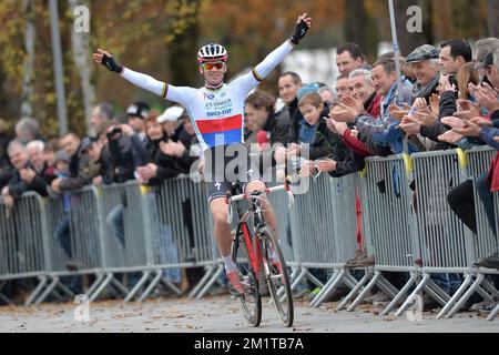 20131130 – MOL, BELGIEN: Der tschechische Zdenek Stybar feiert, dass er die Ziellinie überquert und die 5.. Ausgabe des Boonen & Friends Cyclocross gewinnt, Samstag, den 30. Dezember 2013 in Mol. BELGA FOTO DAVID STOCKMAN Stockfoto