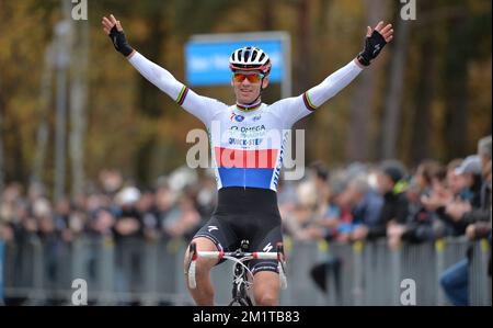 20131130 – MOL, BELGIEN: Der tschechische Zdenek Stybar feiert, dass er die Ziellinie überquert und die 5.. Ausgabe des Boonen & Friends Cyclocross gewinnt, Samstag, den 30. Dezember 2013 in Mol. BELGA FOTO DAVID STOCKMAN Stockfoto