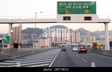 20131203 UHR - HONGKONG, CHINA: Abbildung zeigt die Schnellstraße vom Flughafen zum Stadtzentrum von Hongkong am ersten Tag einer Wirtschaftsmission anlässlich der Veranstaltung „Hong Kong Business of Design Week (BoDW)“ in Hongkong, Sonderverwaltungsregion der Volksrepublik China, Dienstag, den 03. Dezember 2013. Zu Königin Mathilde von Belgien kommen Minister der verschiedenen Regionen. BELGA FOTO BENOIT DOPPPAGNE Stockfoto