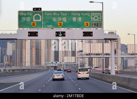 20131203 UHR - HONGKONG, CHINA: Abbildung zeigt die Schnellstraße vom Flughafen zum Stadtzentrum von Hongkong am ersten Tag einer Wirtschaftsmission anlässlich der Veranstaltung „Hong Kong Business of Design Week (BoDW)“ in Hongkong, Sonderverwaltungsregion der Volksrepublik China, Dienstag, den 03. Dezember 2013. Zu Königin Mathilde von Belgien kommen Minister der verschiedenen Regionen. BELGA FOTO BENOIT DOPPPAGNE Stockfoto