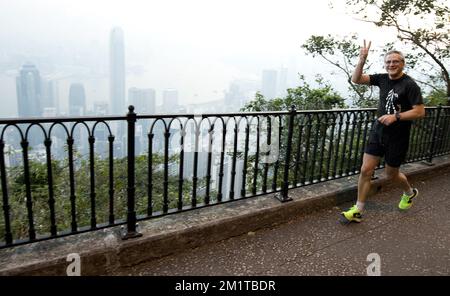 20131204 – HONGKONG, CHINA: Flämischer Ministerpräsident Kris Peeters kommt an einem Ort namens „The Peak“ in Hongkong vorbei, wo er am zweiten Tag einer Wirtschaftsmission anlässlich der Veranstaltung „Hong Kong Business of Design Week (BoDW)“ in Hongkong einen Run abhält. Sonderverwaltungsregion der Volksrepublik China, Mittwoch, 04. Dezember 2013. Zu Königin Mathilde von Belgien kommen Minister der verschiedenen Regionen. BELGA FOTO BENOIT DOPPPAGNE Stockfoto