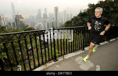 20131204 – HONGKONG, CHINA: Flämischer Ministerpräsident Kris Peeters kommt an einem Ort namens „The Peak“ in Hongkong vorbei, wo er am zweiten Tag einer Wirtschaftsmission anlässlich der Veranstaltung „Hong Kong Business of Design Week (BoDW)“ in Hongkong einen Run abhält. Sonderverwaltungsregion der Volksrepublik China, Mittwoch, 04. Dezember 2013. Zu Königin Mathilde von Belgien kommen Minister der verschiedenen Regionen. BELGA FOTO BENOIT DOPPPAGNE Stockfoto