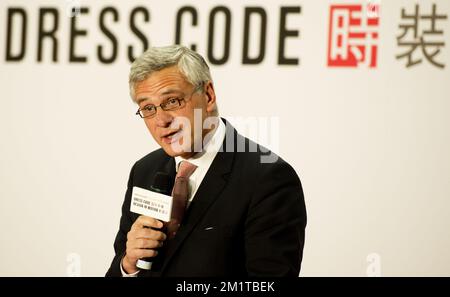 20131204 – HONGKONG, CHINA: Flämischer Ministerpräsident Kris Peeters hält anlässlich der Eröffnung der Ausstellungen „Dress Code“ und „Design in Motion“ am zweiten Tag einer Wirtschaftsmission anlässlich der Veranstaltung „Hong Kong Business of Design Week (BoDW)“ in Hongkong eine Rede. Sonderverwaltungsregion der Volksrepublik China, Mittwoch, 04. Dezember 2013. Zu Königin Mathilde von Belgien kommen Minister der verschiedenen Regionen. BELGA FOTO BENOIT DOPPPAGNE Stockfoto