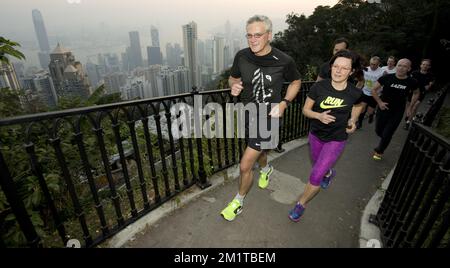 20131204 – HONGKONG, CHINA: Flämischer Ministerpräsident Kris Peeters (C) kommt an einem Ort namens „The Peak“ in Hongkong vorbei, da er am zweiten Tag einer Wirtschaftsmission anlässlich der Veranstaltung „Hong Kong Business of Design Week (BoDW)“ in Hongkong einen Lauf abhält. Sonderverwaltungsregion der Volksrepublik China, Mittwoch, 04. Dezember 2013. Zu Königin Mathilde von Belgien kommen Minister der verschiedenen Regionen. BELGA FOTO BENOIT DOPPPAGNE Stockfoto