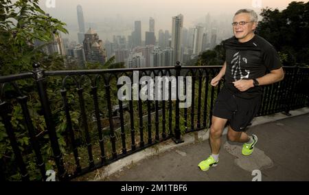 20131204 – HONGKONG, CHINA: Flämischer Ministerpräsident Kris Peeters kommt an einem Ort namens „The Peak“ in Hongkong vorbei, wo er am zweiten Tag einer Wirtschaftsmission anlässlich der Veranstaltung „Hong Kong Business of Design Week (BoDW)“ in Hongkong einen Run abhält. Sonderverwaltungsregion der Volksrepublik China, Mittwoch, 04. Dezember 2013. Zu Königin Mathilde von Belgien kommen Minister der verschiedenen Regionen. BELGA FOTO BENOIT DOPPPAGNE Stockfoto