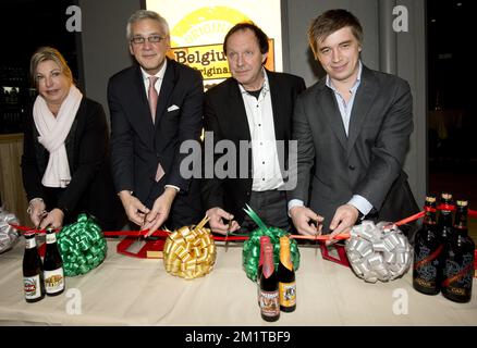 20131204 - HONGKONG, CHINA: Flämischer Ministerpräsident Kris Peeters (2 l), Foto anlässlich der Eröffnungszeremonie des belgischen Originalrestaurants in Hongkong am zweiten Tag einer Wirtschaftsmission anlässlich der Veranstaltung "Hong Kong Business of Design Week (BoDW)" in Hongkong; Sonderverwaltungsregion der Volksrepublik China, Mittwoch, 04. Dezember 2013. Zu Königin Mathilde von Belgien kommen Minister der verschiedenen Regionen. BELGA FOTO BENOIT DOPPPAGNE Stockfoto