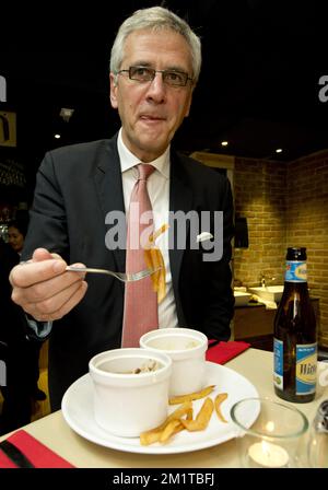20131204 - HONGKONG, CHINA: Flämischer Ministerpräsident Kris Peeters isst während der Eröffnungsfeier des belgischen Restaurants Originals in Hongkong am zweiten Tag einer Wirtschaftsmission anlässlich der Veranstaltung "Hong Kong Business of Design Week (BoDW)" in Hongkong belgische Pommes frites. Sonderverwaltungsregion der Volksrepublik China, Mittwoch, 04. Dezember 2013. Zu Königin Mathilde von Belgien kommen Minister der verschiedenen Regionen. BELGA FOTO BENOIT DOPPPAGNE Stockfoto
