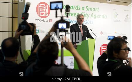 20131204 - HONGKONG, CHINA: Flämischer Minister für Wirtschaft, Außenpolitik, Landwirtschaft und Fischerei, Kris Peeters, hält am zweiten Tag einer Wirtschaftsmission anlässlich der Veranstaltung "Hong Kong Business of Design Week (BoDW)" in Hongkong eine Rede auf der Konferenz von Innoasia. Sonderverwaltungsregion der Volksrepublik China, Mittwoch, 04. Dezember 2013. Zu Königin Mathilde von Belgien kommen Minister der verschiedenen Regionen. BELGA FOTO BENOIT DOPPPAGNE Stockfoto