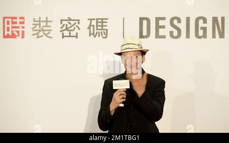 20131204 – HONGKONG, CHINA: Belgischer Designer Charles Kaisin zeigte die Eröffnung der Ausstellungen „Dress Code“ und „Design in Motion“ am zweiten Tag einer Wirtschaftsmission anlässlich der Veranstaltung „Hong Kong Business of Design Week (BoDW)“ in Hongkong. Sonderverwaltungsregion der Volksrepublik China, Mittwoch, 04. Dezember 2013. Zu Königin Mathilde von Belgien kommen Minister der verschiedenen Regionen. BELGA FOTO BENOIT DOPPPAGNE Stockfoto