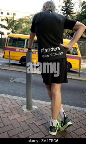 20131204 – HONGKONG, CHINA: Flämischer Minister für Wirtschaft, Außenpolitik, Landwirtschafts- und Fischereiunternehmen Kris Peeters, die auf ein Taxi warten, um nach seiner Joggingtour in Hongkong am zweiten Tag einer Wirtschaftsmission anlässlich der Veranstaltung „Hong Kong Business of Design Week (BoDW)“ in Hongkong zurück zu seinem Hotel zu fahren, Sonderverwaltungsregion der Volksrepublik China, Mittwoch, 04. Dezember 2013. Zu Königin Mathilde von Belgien kommen Minister der verschiedenen Regionen. BELGA FOTO BENOIT DOPPPAGNE Stockfoto