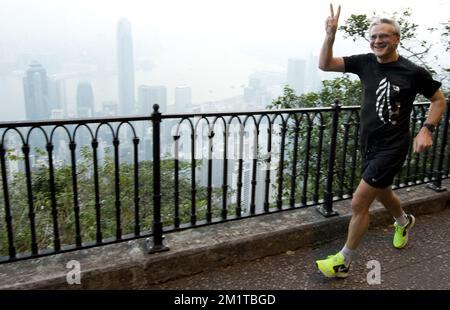 20131204 – HONGKONG, CHINA: Flämischer Ministerpräsident Kris Peeters kommt an einem Ort namens „The Peak“ in Hongkong vorbei, wo er am zweiten Tag einer Wirtschaftsmission anlässlich der Veranstaltung „Hong Kong Business of Design Week (BoDW)“ in Hongkong einen Run abhält. Sonderverwaltungsregion der Volksrepublik China, Mittwoch, 04. Dezember 2013. Zu Königin Mathilde von Belgien kommen Minister der verschiedenen Regionen. BELGA FOTO BENOIT DOPPPAGNE Stockfoto
