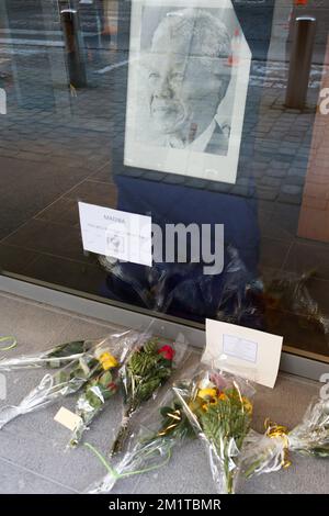 Abbildung zeigt Blumen und Noten des Porträts von Nelson Mandela in der Botschaft Südafrikas in Brüssel, Freitag, den 06. Dezember 2013, um dem Tod des ehemaligen südafrikanischen Präsidenten Nelson Mandela am 5.. Dezember in Johannesburg Tribut zu zollen. Stockfoto