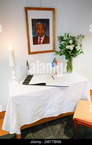 Abbildung zeigt ein Buch der Beileidsbekundung für Nelson Mandela in der Botschaft Südafrikas in Brüssel, Freitag, den 06. Dezember 2013, um dem Tod des ehemaligen südafrikanischen Präsidenten Nelson Mandela am 05. Dezember 5 in Johannesburg Tribut zu zollen. Stockfoto