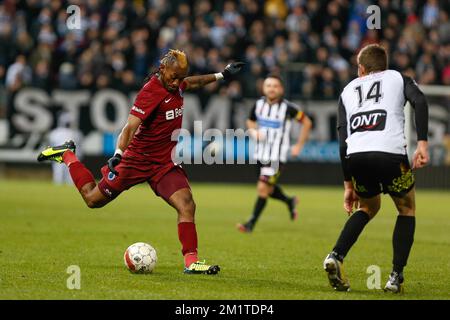 20131215 Uhr - CHARLEROI, BELGIEN: Das Meme Tchite des Clubs wird während des Spiels der Jupiler Pro League zwischen Sporting Charleroi und Club Brügge in Charleroi am Sonntag, den 15. Dezember 2013, am 19. Tag der belgischen Fußballmeisterschaft gezeigt. BELGA FOTO BRUNO FAHY Stockfoto