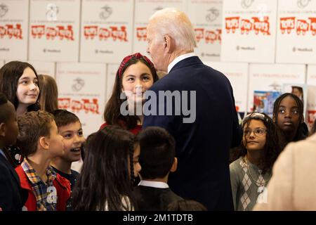 Arlington, Usa. 12.. Dezember 2022. USA Präsident Joe Biden spricht mit Kindern von Militärfamilien während einer Marinekorps Reserve Sorting Event for Toys for Tots auf der Joint Base Myer-Henderson Hall am 12. Dezember 2022 in Arlington, Virginia. Kredit: Adam Schultz/White House Photo/Alamy Live News Stockfoto