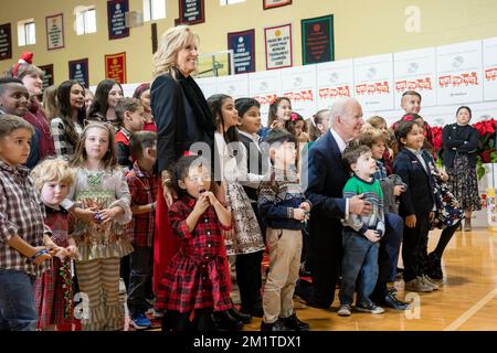 Arlington, Usa. 12.. Dezember 2022. USA Präsident Joe Biden und First Lady Jill Biden stehen bei einer Marines Corps Reserve Sorting Event for Toys for Tots auf der Joint Base Myer-Henderson Hall am 12. Dezember 2022 in Arlington, Virginia, mit Militärfamilien zusammen. Kredit: Adam Schultz/White House Photo/Alamy Live News Stockfoto