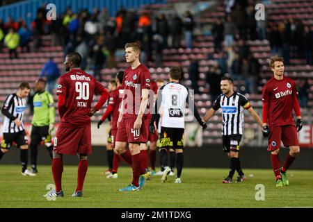 20131215 – CHARLEROI, BELGIEN: Die Spieler des Clubs sehen am 19. Tag der belgischen Fußballmeisterschaft am Sonntag, den 15. Dezember 2013, nach dem Spiel der Jupiler Pro League zwischen Sporting Charleroi und Club Brügge in Charleroi deprimiert aus. BELGA FOTO BRUNO FAHY Stockfoto