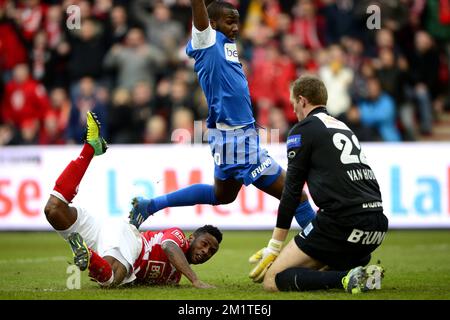 20131215 – LEUVEN, BELGIEN: Standard's Imoh Ezekiel, Genks Khaleem Hyland und Genks Torhüter Kristof Van Hout kämpfen um den Ball während des Jupiler Pro League-Spiels zwischen Standard de Liege und KRC Genk in Lüttich, Sonntag, den 15. Dezember 2013, am 19. Tag der belgischen Fußballmeisterschaft. BELGA FOTO YORICK JANSENS Stockfoto