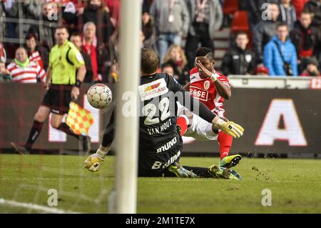 20131215 Uhr – LEUVEN, BELGIEN: Genks Torwart Kristof Van Hout und Standard's Imoh Ezekiel, die während des Spiels der Jupiler Pro League zwischen Standard de Liege und KRC Genk in Lüttich am 15. Dezember 2013 in Lüttich am 19. Tag der belgischen Fußballmeisterschaft abgebildet wurden. BELGA FOTO NICOLAS LAMBERT Stockfoto
