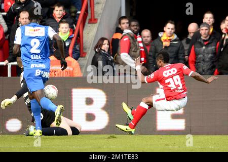 20131215 – LEUVEN, BELGIEN: Genks Torwart Kristof Van Hout und Standard's Imoh Ezekiel kämpfen um den Ball während des Spiels der Jupiler Pro League zwischen Standard de Liege und KRC Genk in Lüttich, Sonntag, den 15. Dezember 2013, am 19. Tag der belgischen Fußballmeisterschaft. BELGA FOTO YORICK JANSENS Stockfoto