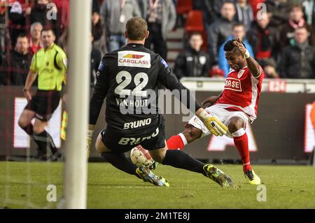 20131215 Uhr – LEUVEN, BELGIEN: Genks Torwart Kristof Van Hout und Standard's Imoh Ezekiel, die während des Spiels der Jupiler Pro League zwischen Standard de Liege und KRC Genk in Lüttich am 15. Dezember 2013 in Lüttich am 19. Tag der belgischen Fußballmeisterschaft abgebildet wurden. BELGA FOTO NICOLAS LAMBERT Stockfoto