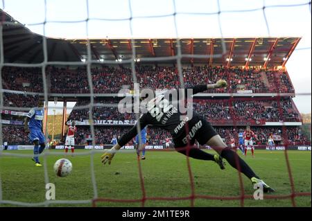 20131215 – LEUVEN, BELGIEN: Genks Torwart Kristof Van Hout (Front), aufgenommen während des Spiels der Jupiler Pro League zwischen Standard de Liege und KRC Genk, Sonntag, den 15. Dezember 2013 in Lüttich, am 19. Tag der belgischen Fußballmeisterschaft. BELGA FOTO YORICK JANSENS Stockfoto