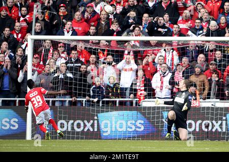 20131215 – LEUVEN, BELGIEN: Stands Imoh Ezekiel und Genks Torwart Kristof Van Hout kämpfen um den Ball während des Spiels der Jupiler Pro League zwischen Standard de Liege und KRC Genk in Lüttich, Sonntag, den 15. Dezember 2013, am 19. Tag der belgischen Fußballmeisterschaft. BELGA FOTO YORICK JANSENS Stockfoto