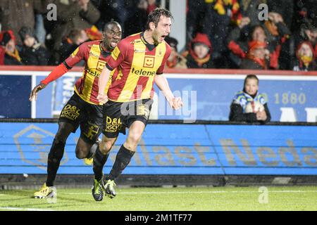 20131221 Uhr - MECHELEN, BELGIEN: Wilson Kamavuaka von Mechelen und Maxime Biset von Mechelen feiern nach einem Treffer beim Spiel der Jupiler Pro League zwischen KV Mechelen und KV Kortrijk in Mechelen am Samstag, den 21. Dezember 2013, am 20. Tag der belgischen Fußballmeisterschaft. BELGA FOTO JASPER JACOBS Stockfoto