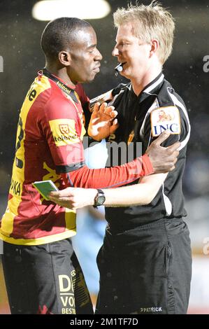 20131221 Uhr - MECHELEN, BELGIEN: Mechelens Wilson Kamavuaka und Schiedsrichter Christof Dierick, die am Samstag, den 21. Dezember 2013, am 20. Tag der belgischen Fußballmeisterschaft während des Jupiler Pro League-Spiels zwischen KV Mechelen und KV Kortrijk in Mechelen zu sehen waren. BELGA FOTO JASPER JACOBS Stockfoto