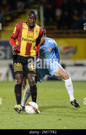 20131221 – MECHELEN, BELGIEN: Wilson Kamavuaka von Mechelen und Kortrijks Spieler kämpfen um den Ball während des Spiels der Jupiler Pro League zwischen KV Mechelen und KV Kortrijk in Mechelen am Samstag, den 21. Dezember 2013, am 20. Tag der belgischen Fußballmeisterschaft. BELGA FOTO JASPER JACOBS Stockfoto