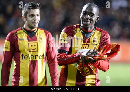 20131221 Uhr - MECHELEN, BELGIEN: Aleksandar Trajkovski von Mechelen und Wilson Kamavuaka von Mechelen feiern nach dem Sieg des Jupiler Pro League-Spiels zwischen KV Mechelen und KV Kortrijk in Mechelen am Samstag, den 21. Dezember 2013, am 20. Tag der belgischen Fußballmeisterschaft. BELGA FOTO JASPER JACOBS Stockfoto