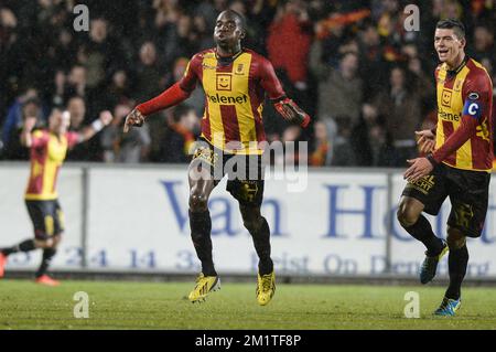 20131221 Uhr - MECHELEN, BELGIEN: Wilson Kamavuaka von Mechelen feiert nach einem Treffer beim Jupiler Pro League-Spiel zwischen KV Mechelen und KV Kortrijk in Mechelen am Samstag, den 21. Dezember 2013, am 20. Tag der belgischen Fußballmeisterschaft. BELGA FOTO JASPER JACOBS Stockfoto