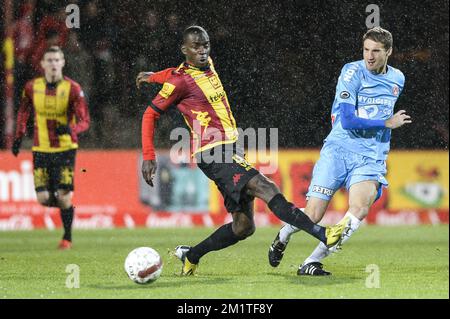 20131221 – MECHELEN, BELGIEN: Wilson Kamavuaka und der Spieler Kortrijk von Mechelen kämpfen um den Ball während des Spiels der Jupiler Pro League zwischen KV Mechelen und KV Kortrijk in Mechelen am Samstag, den 21. Dezember 2013, am 20. Tag der belgischen Fußballmeisterschaft. BELGA FOTO JASPER JACOBS Stockfoto