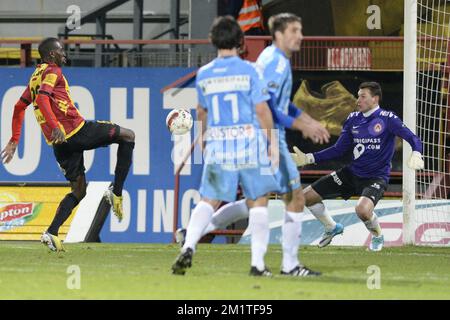 20131221 – MECHELEN, BELGIEN: Mechels Wilson Kamavuaka, Kortrijks Gert-Jan De Mets und Kortrijks Torhüter Darren Keet kämpfen um den Ball während des Jupiler Pro League-Spiels zwischen KV Mechelen und KV Kortrijk in Mechelen, Samstag, 21. Dezember 2013, am 20. Tag der belgischen Fußballmeisterschaft. BELGA FOTO JASPER JACOBS Stockfoto