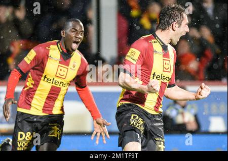 20131221 Uhr - MECHELEN, BELGIEN: Wilson Kamavuaka von Mechelen und Maxime Biset von Mechelen feiern nach einem Treffer beim Spiel der Jupiler Pro League zwischen KV Mechelen und KV Kortrijk in Mechelen am Samstag, den 21. Dezember 2013, am 20. Tag der belgischen Fußballmeisterschaft. BELGA FOTO JASPER JACOBS Stockfoto