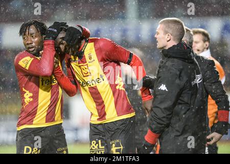 20131221 Uhr - MECHELEN, BELGIEN: Wilson Kamavuaka von Mechelen feiert nach einem Treffer beim Jupiler Pro League-Spiel zwischen KV Mechelen und KV Kortrijk in Mechelen am Samstag, den 21. Dezember 2013, am 20. Tag der belgischen Fußballmeisterschaft. BELGA FOTO JASPER JACOBS Stockfoto