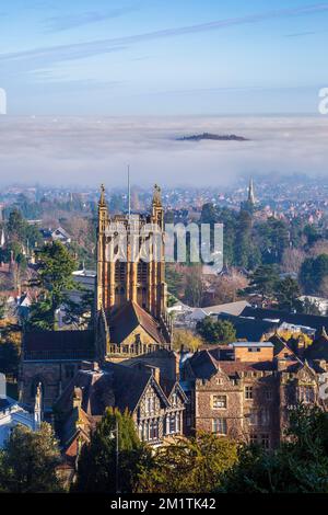 Malvern Priory und Morgennebel in Great Malvern von den 99 Stufen der Rose Bank Gardens im Herbst, Worcestershire, England Stockfoto