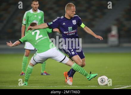 20140110 UHR - ABU DHABI, VEREINIGTE ARABISCHE EMIRATE: Patrick Ochs von Wolfsburg und Olivier Deschacht von Anderlecht kämpfen um den Ball bei einem freundlichen Fußballspiel zwischen Anderlecht und der deutschen VfL Wolfsburg am 5. Tag des Winterlagers der belgischen Fußballmannschaft RSCA Anderlecht in Abu Dhabi, Vereinigte Arabische Emirate (VAE), Freitag, 10. Januar 2014. BELGA PHOTO VIRGINIE LEFOUR Stockfoto