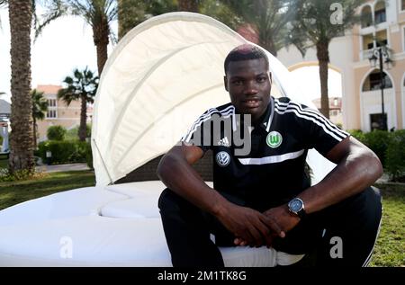 20140110 Uhr - ABU DHABI, VEREINIGTE ARABISCHE EMIRATE: Belgischer Spieler Junior Malanda posiert für den Fotografen nach einer Pressesitzung des deutschen Vereins VfL Wolfsburg in Abu Dhabi, Vereinigte Arabische Emirate (VAE), Freitag, 10. Januar 2014. BELGA PHOTO VIRGINIE LEFOUR Stockfoto