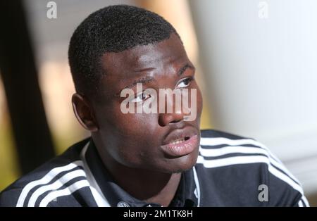 20140110 - ABU DHABI, VEREINIGTE ARABISCHE EMIRATE: Belgischer Spieler Junior Malanda spricht mit der Presse im Trainingslager des deutschen Vereins VfL Wolfsburg in Abu Dhabi, Vereinigte Arabische Emirate (VAE), Freitag, den 10. Januar 2014. BELGA PHOTO VIRGINIE LEFOUR Stockfoto