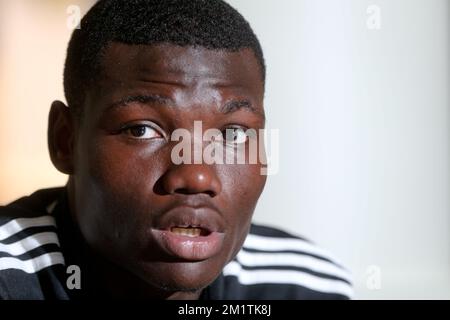 20140110 - ABU DHABI, VEREINIGTE ARABISCHE EMIRATE: Belgischer Spieler Junior Malanda spricht mit der Presse im Trainingslager des deutschen Vereins VfL Wolfsburg in Abu Dhabi, Vereinigte Arabische Emirate (VAE), Freitag, den 10. Januar 2014. BELGA PHOTO VIRGINIE LEFOUR Stockfoto