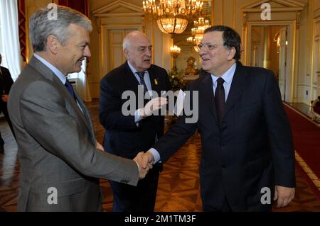 20140110 - BRÜSSEL, BELGIEN: (L-R) Vizepremierminister und Außenminister Didier Reynders, Leiter der Protokollabteilung des Königlichen Palastes, Vizeadmiral Pierre Warnauts und Kommissionspräsident Jose Manuel Barroso treffen sich am Freitag, den 10. Januar 2014, im Königspalast in Brüssel bei einem Empfang der Königsfamilie für mehrere Vertreter der Europäischen Union. BELGA FOTO ERIC LALMAND Stockfoto