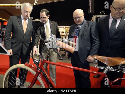 20140117 - KORTRIJK, BELGIEN: Gouverneur der Provinz Westflandern Carl Decaluwe (L) und Kortrijk-Bürgermeister Vincent Van Quickenborne (C), abgebildet bei der Eröffnung der Radmesse Velofollies in Kortrijk, Freitag, den 17. Januar 2014. BELGA FOTO ERIC LALMAND Stockfoto