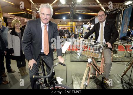 20140117 - KORTRIJK, BELGIEN: Gouverneur der Provinz Westflandern Carl Decaluwe (L) und Kortrijk-Bürgermeister Vincent Van Quickenborne (R), abgebildet bei der Eröffnung der Radmesse Velofollies in Kortrijk, Freitag, den 17. Januar 2014. BELGA FOTO ERIC LALMAND Stockfoto